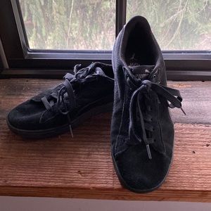 Puma classic suede sneakers black on black size 8 women